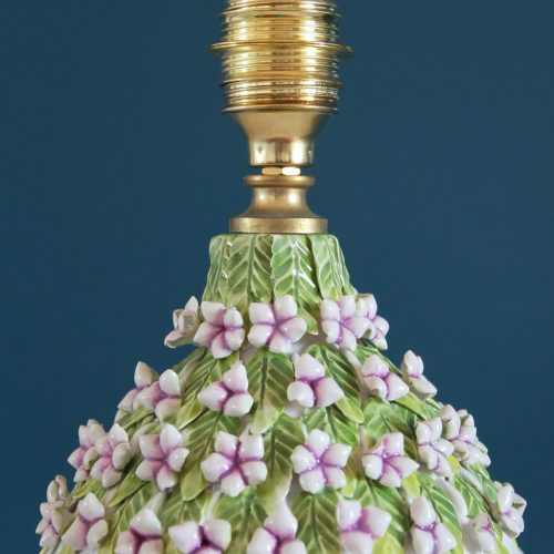 Lámpara de cerámica de Manises, canasto con flores, "Casés", vintage 50s-60s.