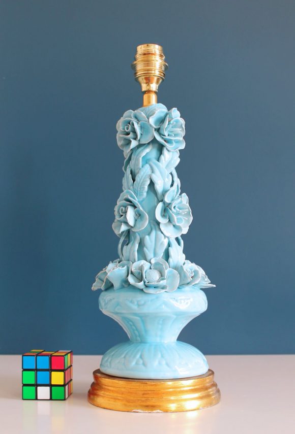 Lámpara de Manises en cerámica azul. Flores y hojas. Vintage 50s-60s.