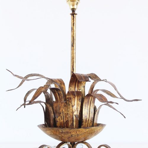 Singular lámpara de sobremesa en forja dorada, diseño vegetal, vintage 50s-60s.