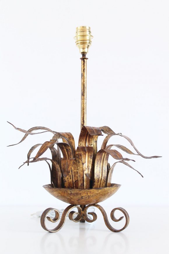Singular lámpara de sobremesa en forja dorada, diseño vegetal, vintage 50s-60s.