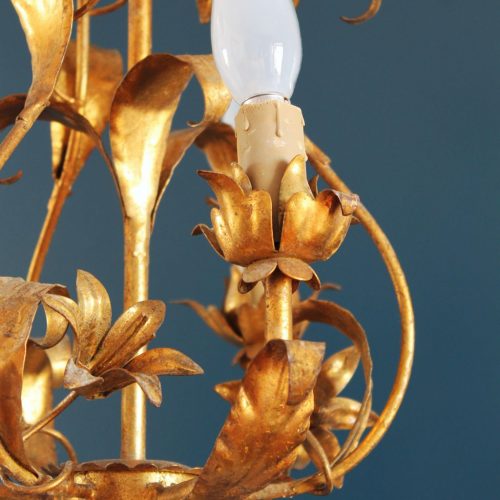 Lámpara chandelier de techo, en forja dorada con flores y hojas. Vintage 50s-60s.
