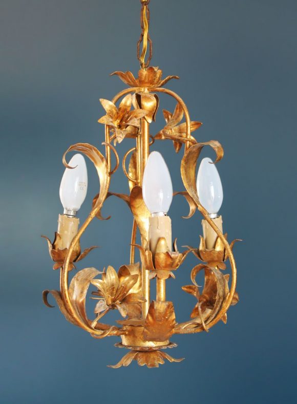 Lámpara chandelier de techo, en forja dorada con flores y hojas. Vintage 50s-60s.