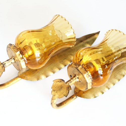 Pareja de apliques en forja dorada al pan de oro y tulipas de cristal. Vintage 50s-60s.
