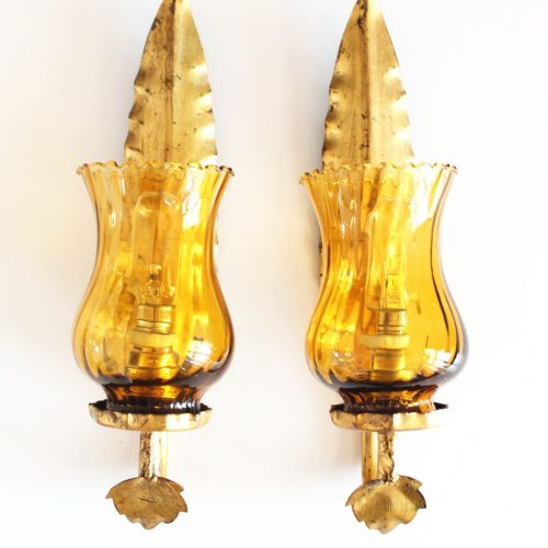 Pareja de apliques en forja dorada al pan de oro y tulipas de cristal. Vintage 50s-60s.