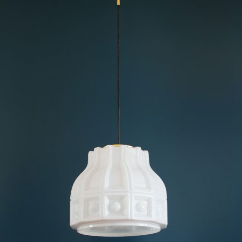 HELENA TYNELL para FLYGSFORS. Lámpara de techo de cristal opal blanco. Suecia, vintage años 60s. Pareja disponible.
