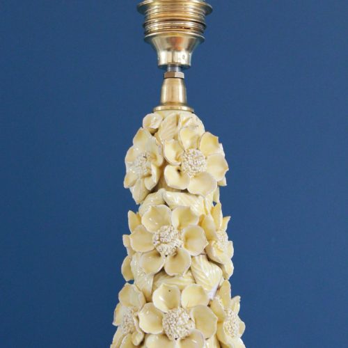Lámpara de Manises en cerámica amarilla. Cono de flores sobre peana dorada. Vintage 50s-60s.