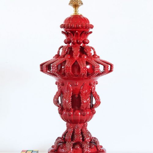 Excepcional lámpara de cerámica de Manises. C. Bondía. Roja con flores y hojas. Vintage 50s-60s.