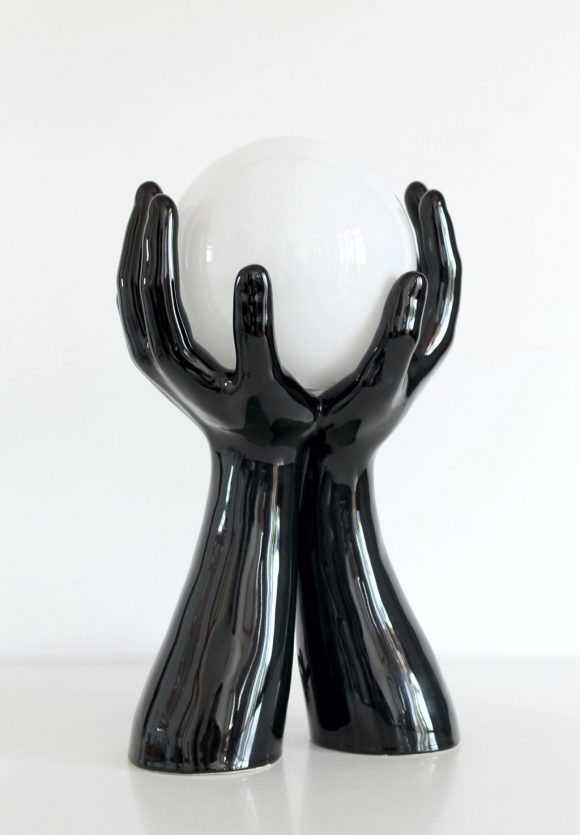 MANOS POP - Escultural lámpara de cerámica negra, manos sujetando una esfera de luz. Vintage 70s-80s.
