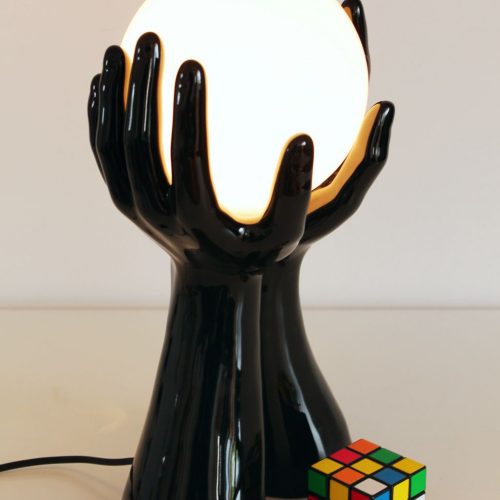 MANOS POP - Escultural lámpara de cerámica negra, manos sujetando una esfera de luz. Vintage 70s-80s.