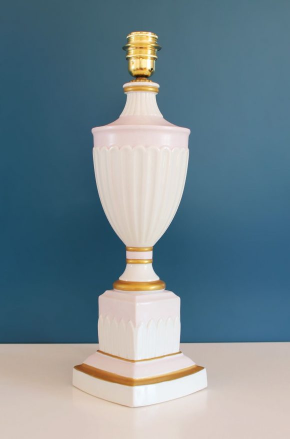 Lámpara de porcelana de diseño neoclásico en blanco, rosa y dorado. Vintage 50s-60s.