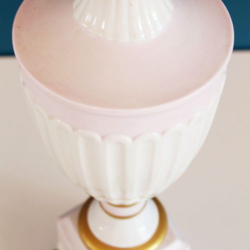 Lámpara de porcelana de diseño neoclásico en blanco, rosa y dorado. Vintage 50s-60s.