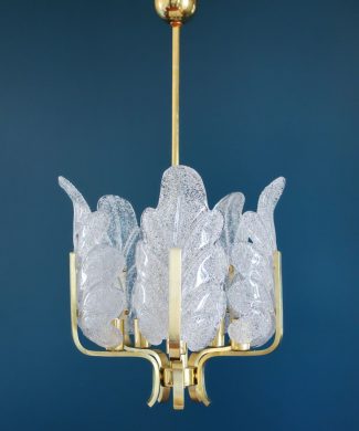 CARL FAGERLUND - ORREFORS. Lámpara chandelier de techo, hojas de cristal y latón dorado. Suecia, Vintage años 60s.
