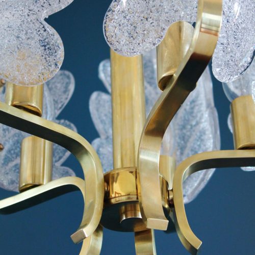 CARL FAGERLUND - ORREFORS. Lámpara chandelier de techo, hojas de cristal y latón dorado. Suecia, Vintage años 60s.