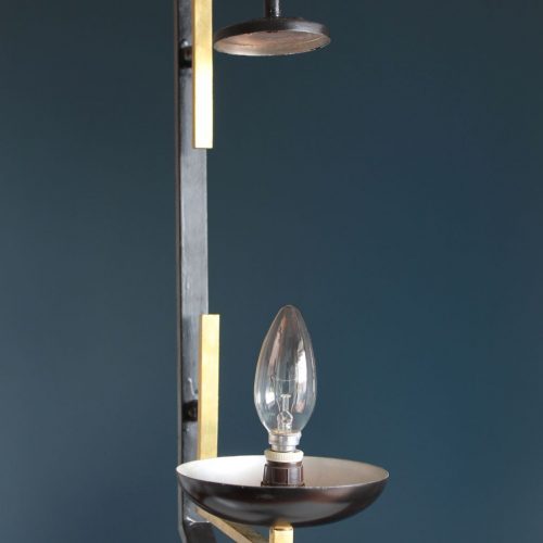 Singular lámpara de pie de hierro y latón dorado con tulipas de cristal, Italia, vintage años 50s.