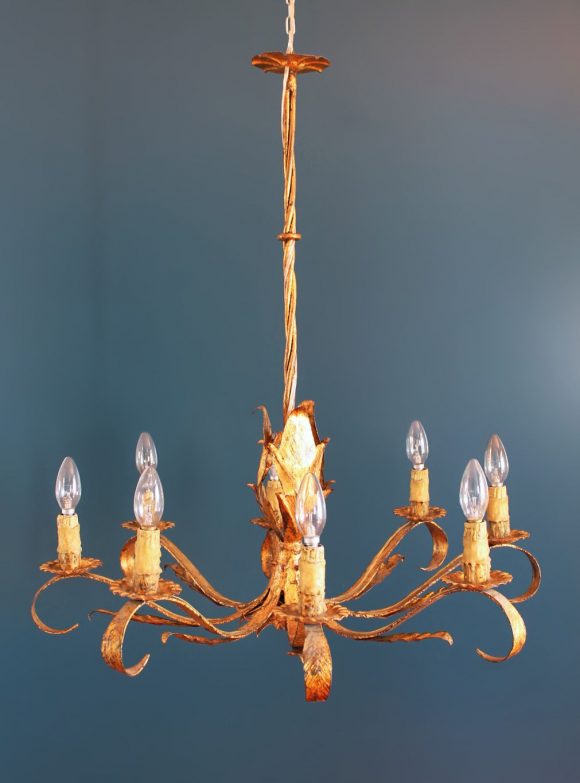Espectacular gran chandelier o lámpara de techo, en forja dorada. Hecha en España, vintage 50s-60s