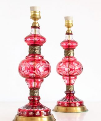 Preciosa pareja de lámparas de cristal tallado de Bohemia - rosa con motivos florales - vintage años 50s.