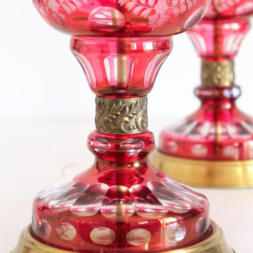 Preciosa pareja de lámparas de cristal tallado de Bohemia - rosa con motivos florales - vintage años 50s.