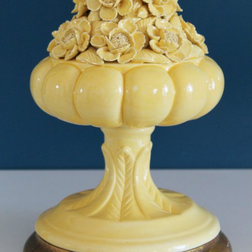 PEONÍAS AMARILLAS - Gran lámpara de cerámica de Manises. Cerámica amarilla, flores y hojas. Vintage años 50s-60s.