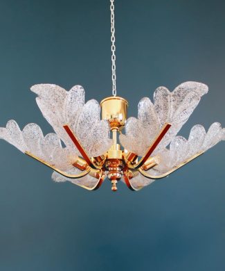CARL FAGERLUND - ORREFORS. Lámpara chandelier de techo, hojas de cristal y latón dorado. Suecia, Vintage años 60s-70s.