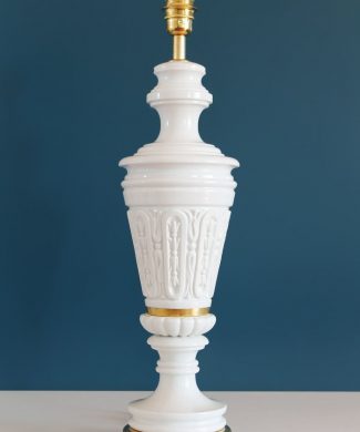 Lámpara de sobremesa de porcelana blanca y latón dorado, vintage 50s-60s.