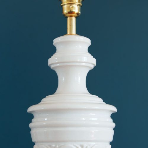Lámpara de sobremesa de porcelana blanca y latón dorado, vintage 50s-60s.