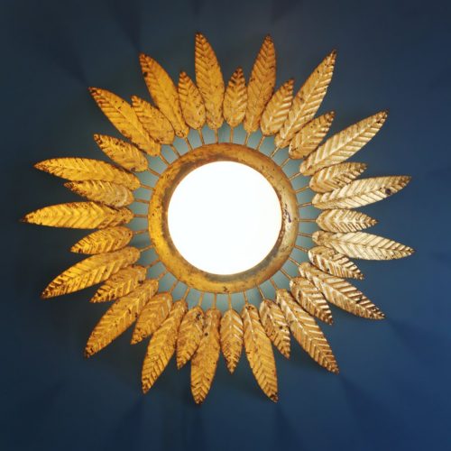 Lámpara plafón o aplique sol en forja dorada, con diseño de hojas o plumas. Convertible en espejo. Vintage años 60.