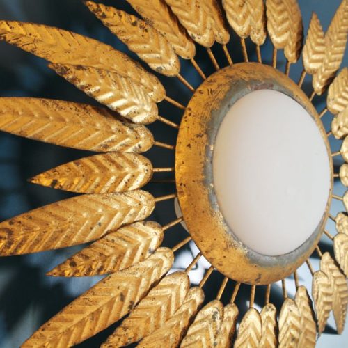 Lámpara plafón o aplique sol en forja dorada, con diseño de hojas o plumas. Convertible en espejo. Vintage años 60.