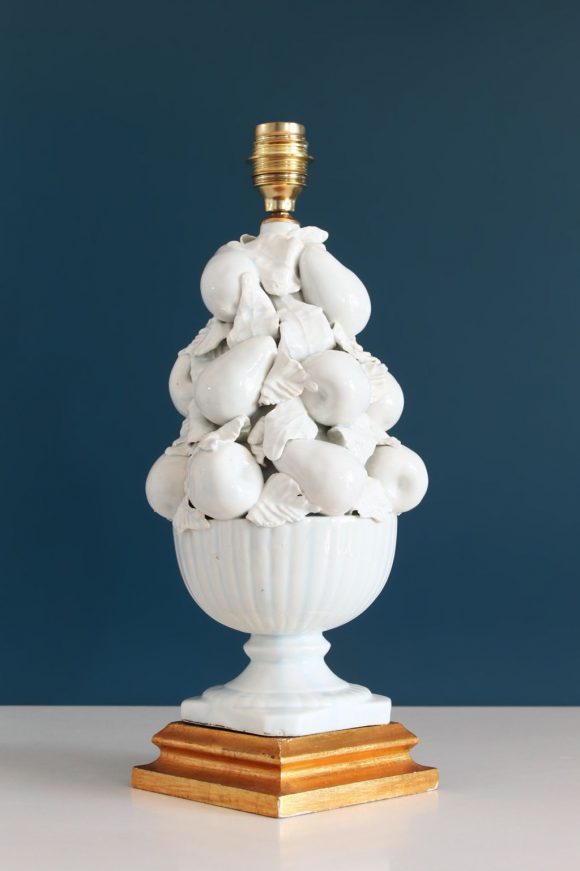 Excelente lámpara de porcelana de Manises en color blanco. Cerámicas Hispania. Copa con frutas y hojas. Vintage años 50.