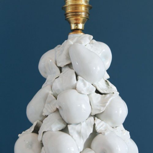 Excelente lámpara de porcelana de Manises en color blanco. Cerámicas Hispania. Copa con frutas y hojas. Vintage años 50.