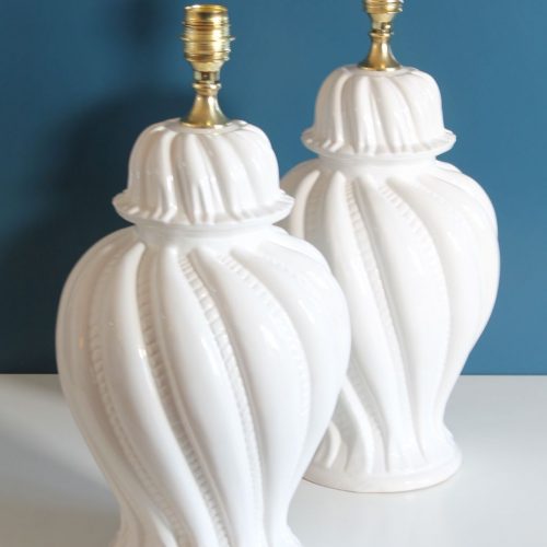Pareja de lámparas de cerámica de Manises. Cerámica blanca, modelo tibor. Vintage 50s-60s.
