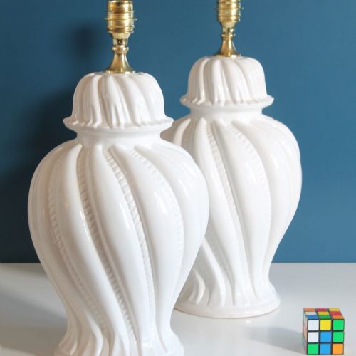 Pareja de lámparas de cerámica de Manises. Cerámica blanca, modelo tibor. Vintage 50s-60s.