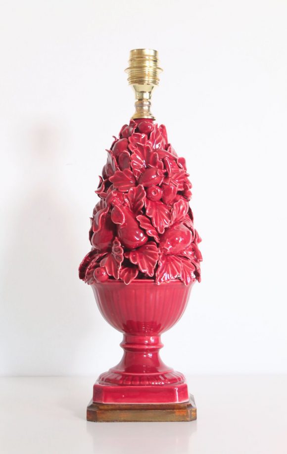 Lámpara de cerámica de Manises en color frambuesa. Cerámicas Hispania. Copa con frutas y hojas. Vintage años 50.