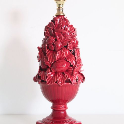 Lámpara de cerámica de Manises en color frambuesa. Cerámicas Hispania. Copa con frutas y hojas. Vintage años 50.