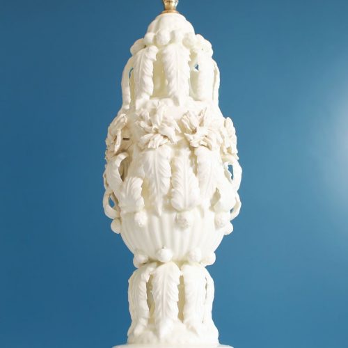 Excelente lámpara de cerámica de Manises, Cerámicas Bondía. Blanca con hojas y flores. Vintage 50s-60s.