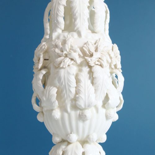 Excelente lámpara de cerámica de Manises, Cerámicas Bondía. Blanca con hojas y flores. Vintage 50s-60s.