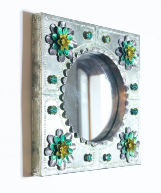 ARTE ESPAÑA - espejo con marco de hojalata y cuentas de cristal. Vintage 50s-60s. Lámpara a juego.
