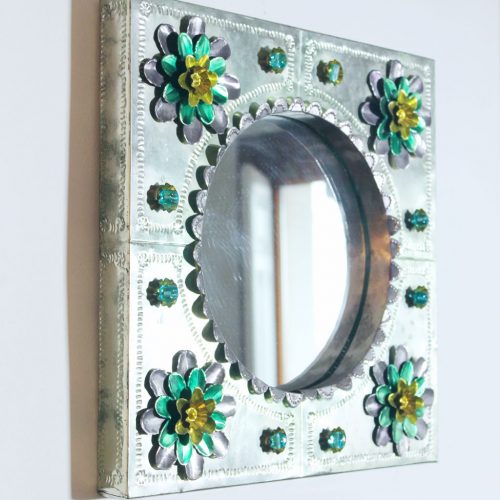 ARTE ESPAÑA - espejo con marco de hojalata y cuentas de cristal. Vintage 50s-60s. Lámpara a juego.