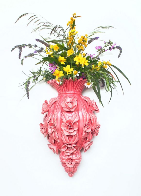 JARRÓN DE PARED de cerámica de Manises. Rosa con flores y hojas. Vintage años 50-60.