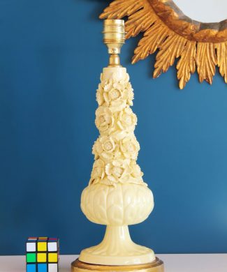 Lámpara de cerámica de Manises, en color amarillo con calas y peonías. Vintage años 50s- 60s