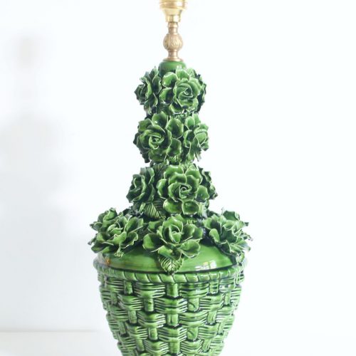 Gran lámpara de cerámica de Manises en color verde. Cesto con rosas. Vintage 50s-60s.