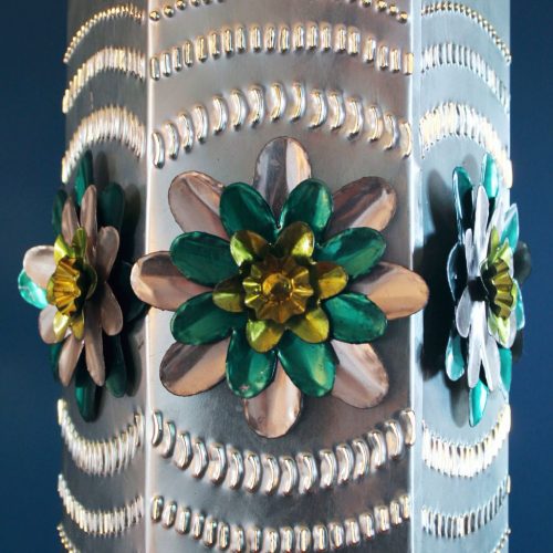 ARTE ESPAÑA - Lámpara de techo de hojalata y cuentas de cristal. Vintage 50s-60s. Espejo a juego.