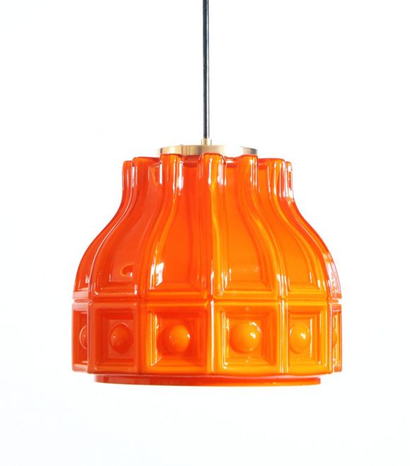 HELENA TYNELL para FLYGSFORS. Lámpara de techo de cristal opal naranja. Suecia, vintage años 60s.