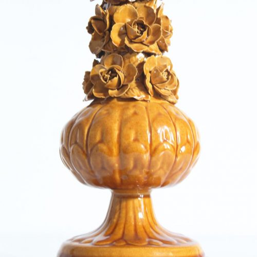 Lámpara de cerámica de Manises, en color caramelo con calas y peonías. Vintage años 50s- 60s