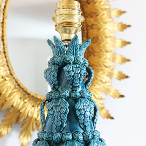 Singular lámpara de cerámica de Manises, en color azul grisáceo. C. Bondía. Vintage años 50s- 60s.