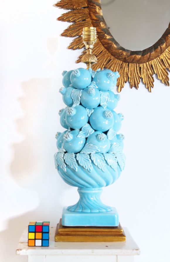 Excepcional lámpara de cerámica de Manises (Valencia). Bondía. Azul con granadas. Vintage 50s-60s.