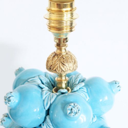 Excepcional lámpara de cerámica de Manises (Valencia). Bondía. Azul con granadas. Vintage 50s-60s.