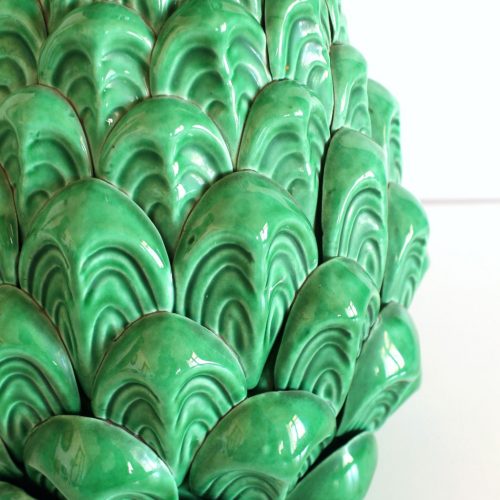 Singular conjunto de jarrón y pedestal de cerámica de Manises. Diseño vegetal, en color verde. Vintage años 50-60.