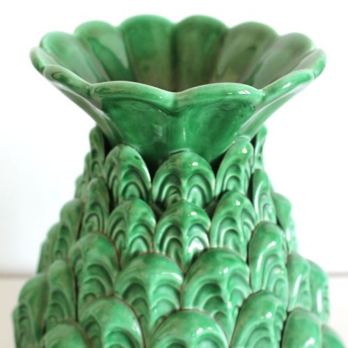 Singular conjunto de jarrón y pedestal de cerámica de Manises. Diseño vegetal, en color verde. Vintage años 50-60.