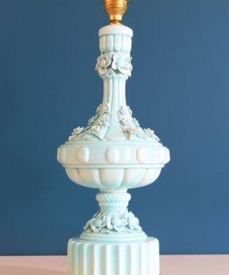Lámpara de cerámica de Manises, en color azul pálido. Vintage años 50s- 60s.