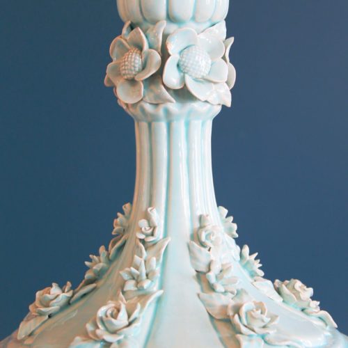 Lámpara de cerámica de Manises, en color azul pálido. Vintage años 50s- 60s.
